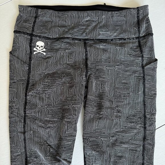 Lululemon Soulcycle Cropped Leggings White/Black Design w/ Mesh Detail Size 8 - Picture 15 of 16